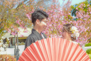 徳川園で和装ウェディングフォト　笑顔で見つめ合う新郎新婦　和傘を使った一枚