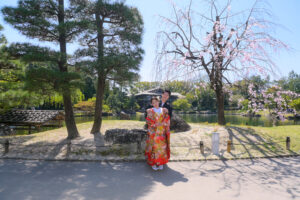 徳川園で和装ウェディングフォト　色打掛を着た花嫁の肩に手を添える花婿　名古屋の前撮りスポット