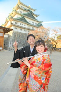 名古屋城で和装ロケーション前撮り　名古屋城を背景に楽器を持つ花嫁