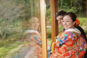 東山宗節庵で和装前撮りロケーション　カラフルな色打掛がガラスに反射