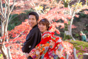 紅葉の東山宗節庵で和装前撮りロケーション　色打掛を着た花嫁が後ろからハグ