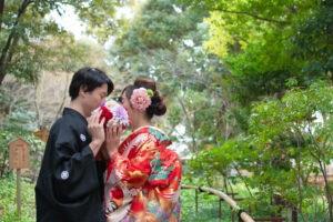 徳川園で和装前撮りブーケで顔を隠す