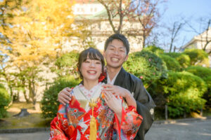 名古屋城で和装ロケーション紅葉前撮り　新郎が後ろからハグ