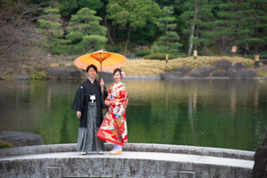 名古屋の徳川園で安くロケーション撮影フォトウェディング前撮り相合傘