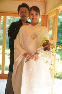 新緑の東山宗節庵で和装前撮りロケーション　蘭のブーケを持つ花嫁