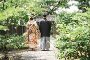 鶴舞公園内にある鶴々亭で和装ロケーション前撮り　並んで立つ新郎新婦の後ろ姿　花嫁ヘアスタイル