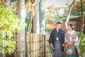 名古屋市にある揚輝荘で和装ロケーション前撮り　ボールブーケを持つ花嫁　和装おすすめロケ地
