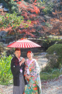 揚輝荘で和装ロケーション前撮り　相合傘をする新郎新婦　愛知の前撮りスポット