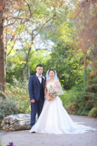 久屋大通庭園フラリエで洋装ロケーション前撮り　正面立ち姿　ドライブーケを持つ花嫁