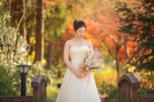久屋大通庭園フラリエで洋装ロケーション前撮り　ドライブーケを持つ花嫁ソロショット　名古屋で自然に囲まれた撮影