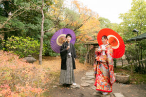 白鳥庭園で和装ウェディングフォト　和傘を使って撮影　名古屋で色打掛前撮り