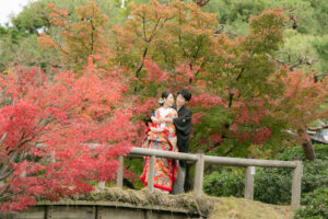 白鳥庭園で和装ロケーション前撮り　紅葉に囲まれて撮影　日本庭園でウェディングフォト
