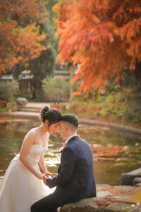 久屋大通庭園フラリエで洋装ロケーション前撮り　紅葉を背景におでこコツン　ウェディングドレスとタキシード