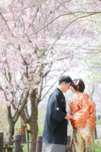 東山植物園で和装ロケーション前撮り　桜の木の下でおでこを近づける新郎新婦　色打掛でウェディングフォト
