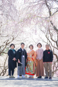 東山植物園で和装ウェディングフォト　桜の木の下で家族写真　愛知前撮り