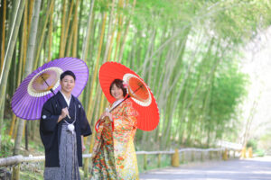 東山植物園で和装ウェディングフォト　竹林の前で和傘を持って撮影　色打掛前撮り