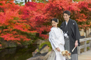 徳川園で和装ロケーション前撮り　真っ赤な紅葉を背景に撮影　ブーケを持つ花嫁