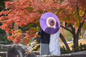 徳川園で和装ウェディングフォト　相合傘をする新郎新婦の後ろ姿　シルエット　名古屋で前撮り