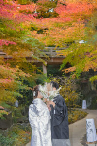 徳川園で和装ロケーション前撮り　ドライブーケで顔を隠す新郎新婦　名古屋で秋の前撮り