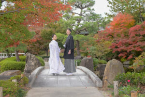 徳川園で和装ロケーション前撮り　池にかかる橋の上に立つ新郎新婦　名古屋で紅葉前撮り