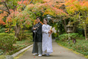 名古屋市にある徳川園で和装ロケーション前撮り　ドライブーケを持つ花嫁　紅葉スポット