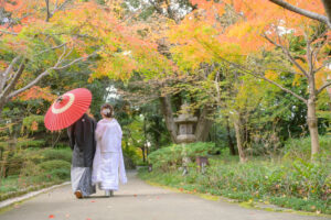 徳川園で和装ロケーション前撮り　新郎新婦の後ろ姿　紅葉が美しいロケ地