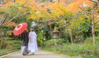 徳川園で和装ロケーション前撮り　新郎新婦の後ろ姿　紅葉が美しいロケ地