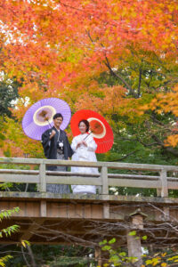 徳川園で和装ロケーション前撮り　紅葉を背景に和傘をさす新郎新婦　名古屋で白無垢前撮り