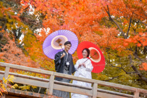 名古屋市にある徳川園で和装ロケーション前撮り　和傘をさす新郎新婦　紅葉を背景に撮影