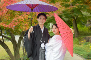徳川園で和装ロケーション前撮り　和傘をさす新郎新婦　名古屋で人気のロケ地
