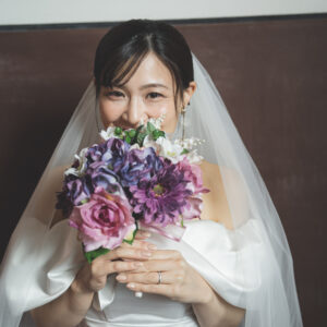 名古屋市市政資料館で洋装ウェディングフォト　ブーケで口元を隠す花嫁