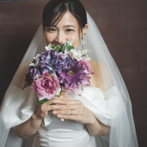 名古屋市市政資料館で洋装ウェディングフォト　ブーケで口元を隠す花嫁