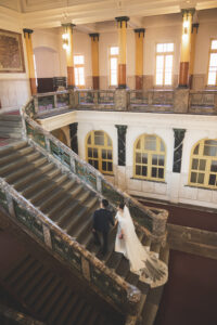 市政資料館で洋装ウェディングフォト　大階段に立つ新郎新婦　名古屋でロケーション前撮り
