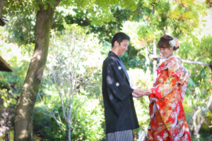 東山荘で和装ロケーション前撮り　手を重ねる新郎新婦　名古屋で和装ウェディングフォト
