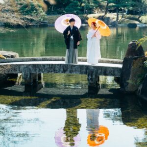 徳川園で和装ロケーション前撮り　和傘をさして見つめ合う新郎新婦　美しい庭園でウェディングフォト
