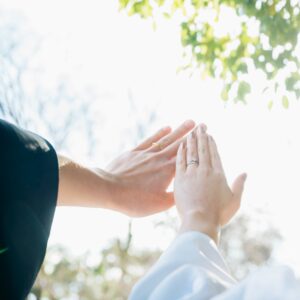 徳川園で和装ロケーション前撮り　手を重ねる新郎新婦　婚約指輪　結婚指輪　名古屋でウェディングフォト