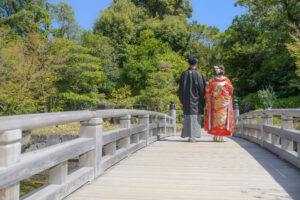 徳川園でロケーション和装前撮り　橋の上を歩く新郎新婦の後ろ姿　花嫁ヘア