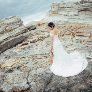 野間灯台で洋装ロケーション前撮り　岩場で花嫁ソロショット　ウェディングドレス