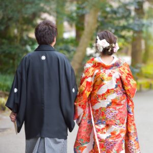 東山植物園で和装ロケーション前撮り　手を繋いで歩く新郎新婦の後ろ姿　花嫁ヘアスタイル