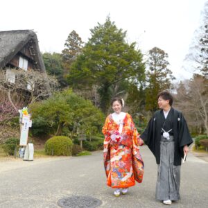名古屋市内にある東山植物園で和装ロケーション前撮り　笑顔で散歩する新郎新婦　リーズナブルなロケーション前撮り