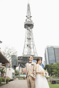 久屋大通パークで洋装ロケーション前撮り　中部電力 MIRAI TOWER　ウェディングドレスとタキシード