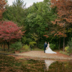 フラリエで前撮りウェディングフォト・池に映る新郎新婦