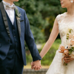 フラリエで前撮りウェディングフォト・手をつなぐふたり