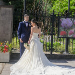 久屋大通庭園フラリエで洋装フォトウェディング 新婦を優しく見つめる新郎 純白のウェディングドレス 久屋大通庭園フラリエで洋装フォトウェディング 新婦を優しく見つめる新郎 純白のウェディングドレス