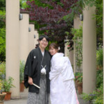 久屋大通庭園フラリエで和装フォトウェディング 新郎に顔を寄せる新婦 白無垢でロケーションフォト 久屋大通庭園フラリエで和装フォトウェディング 新郎に顔を寄せる新婦 白無垢でロケーションフォト