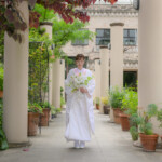 久屋大通庭園フラリエで和装フォトウェディング ブーケを見つめる花嫁 白無垢前撮り 久屋大通庭園フラリエで和装フォトウェディング ブーケを見つめる花嫁 白無垢前撮り