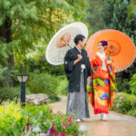 久屋大通庭園フラリエで和装前撮り オレンジと白の和傘を持って歩く