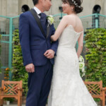 フラリエでフォトウェディング 見つめ合う新郎新婦