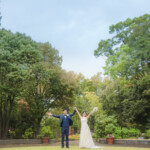 久屋大通庭園フラリエで名古屋洋装ドレス前撮り 自然の中で万歳のポーズ