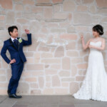 フラリエでフォトウェディング Just Marriedガーランドを持つ新郎新婦